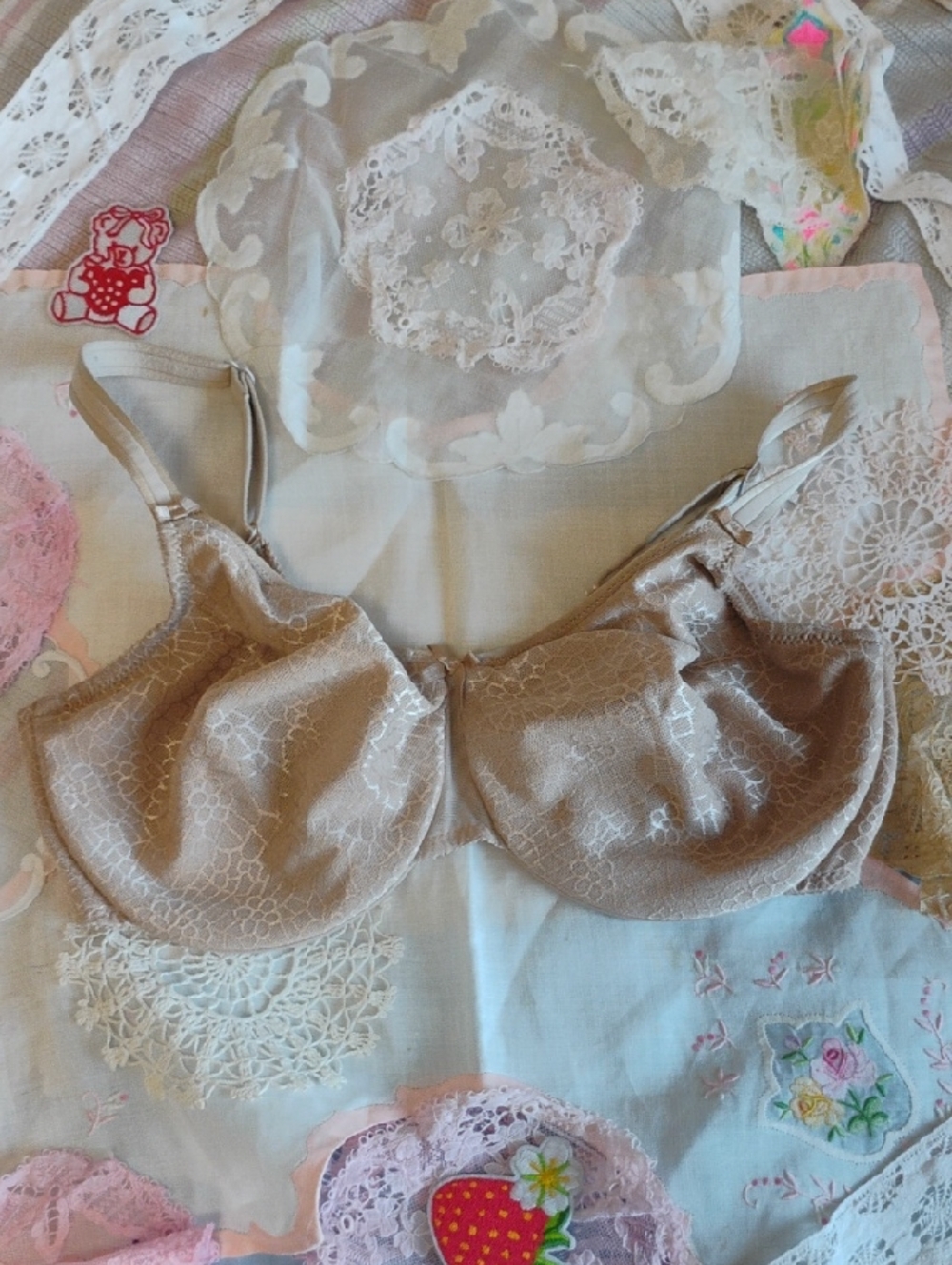 Chantelle Beige Lace-Overlay Underwire Bra Size 34DD (34E)